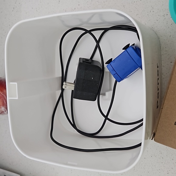 Pet water fountain with replacement filters - Picture 3 of 3